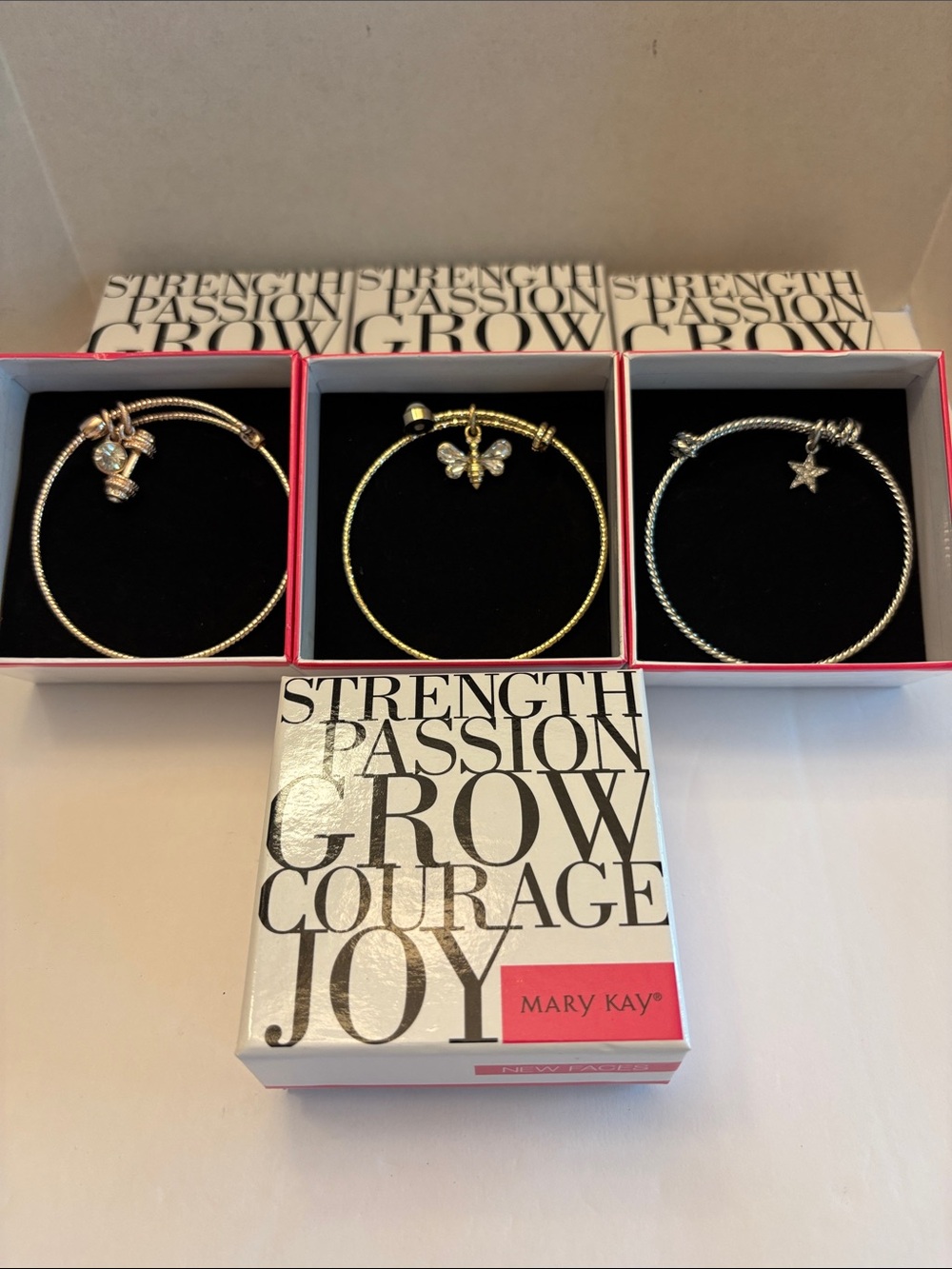 💰 4 Mary Kay Charm Bangles in Gold, and Silver